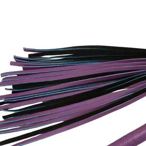 Flogger de Piel de Oveja de Alto Impacto con Cintas Anchas y Gruesas de 2.5cm, Hebilla de Acero y Diseño Impreso por Transferencia Térmica - Product Image 3