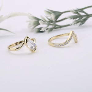 Anillo de Compromiso de Lujo con Diamante Cultivado en Laboratorio, Corte Redondo Inclinado en Oro Amarillo Moderno, Diseño Chevron en V Curvo con Micro Pavé, Regalo Nupcial - Product Image 4