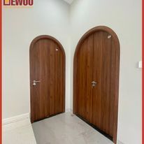 Puerta Interior Arqueada Moderna de Madera Sólida con Panel de Mimbre y Aislamiento Acústico para Villa, Apartamento, Dormitorio, Sala de Estar, Hotel, Vietnam - Product Image 4