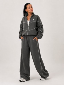 Survêtement pour femme en tissu léger et confortable, idéal pour le fitness, les entraînements, les sorties décontractées et l'usage quotidien. - Product Image 3