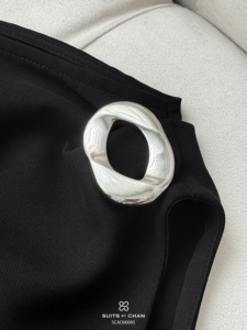 Blusa drapeada minimalista negra con hombros descubiertos para mujer, top de moda contemporánea de poliéster y elastano ELOWEN - Product Image 6