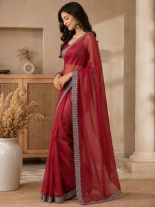 Elegante Sari Rojo de Seda con Borde Plateado para Mujer, Ropa de Boda, Largo hasta el Suelo, Corte Regular, Estampado Flocado de Bengala Occidental, En Stock - Product Image 2