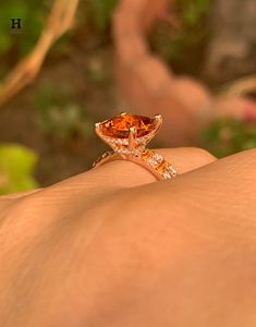 Anillo de Citrino de Corte Cojín de Lujo en Oro Rosa de 14K con Tallo Dividido y Gema Naranja, Conjunto de Anillos de Compromiso - Product Image 6