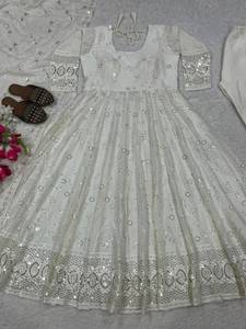 ชุดเสื้อ Anarkali ผ้าจอร์เจตต์ทรงเข้ารูป พร้อมกางเกงและผ้าคลุมไหล่ งานปักลายดีไซเนอร์ ตัดเย็บสำเร็จพร้อมสวมใส่ - Product Image 5