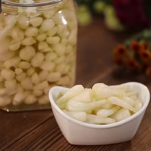 กิมจิหัวหอมพรีเมียมในน้ำดอง ผักดองสดกรอบ สำหรับขายส่งและส่งออก - Product Image 2