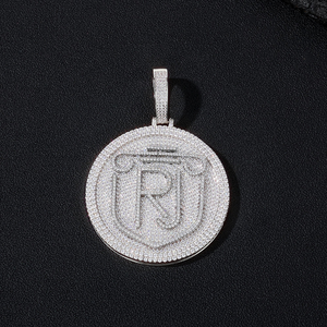 Collier pendentif de luxe R Shield entièrement serti de moissanite, médaillon rond, bijou statement Hip Hop, cadeau pour homme, brillant - Product Image 6
