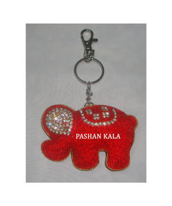 Adornos Navideños Únicos Hechos a Mano con Forma de Árbol, Tela Roja Decorativa con Bordado Dorado Zari, Diseño Personalizado para el Comprador - Product Image 5