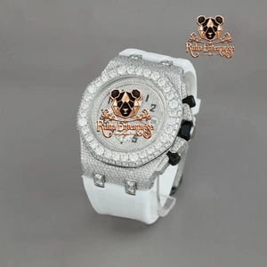 Reloj de moda para hombre con bisel en tono dorado, detalles decorativos de cristal y correa de silicona suave - Product Image 6