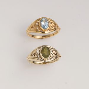 Anillo de latón electrochapado con topacio azul ovalado de 5*7mm, tamaño fijo, halo minimalista, diseño de paz, joyería hecha a mano con engaste de bisel. - Product Image 5