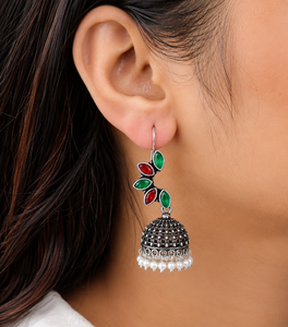 Pendientes Jhumka de Plata Oxidada Hechos a Mano con Hojas de Rubí y Esmeralda con Gotas de Perla |   Pendientes Bohemios Indios Vintage al por Mayor - Product Image 4