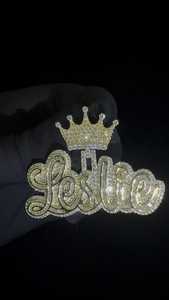 Pendentif lettre Dvars en forme de couronne sertie de diamants, en argent sterling plaqué or 18 carats, avec moissanite taille brillant et sertissage griffe - Product Image 6