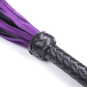 Flogger en cuir violet de qualité supérieure pour couples – Fouet BDSM de luxe pour jeux sensuels, exploration érotique et aventures fétichistes - Product Image 5