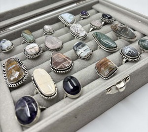 Venta al por Mayor de Fábrica: Lote Mixto de Anillos Unisex Modernos Chapados en Plata 925 con Piedras Preciosas Naturales - Product Image 5
