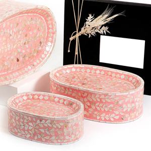 Support à gâteau artisanal de luxe en nacre, base en bois incrustée de coquillages, idéal pour la présentation de desserts lors de mariages et de réceptions. - Product Image 4