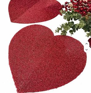 Manteles Individuales Artesanales con Cuentas en Forma de Corazón Rojo, Decoración de Mesa Reutilizable Hecha a Mano - Product Image 1