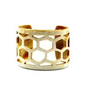 Bracelet de mariage artisanal moderne en corne de buffle naturelle polie, découpé au laser, écologique, toucher réel - Product Image 2