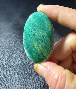 Pierre précieuse naturelle Affection Gems Grean Paradise Jade Cabochon vert poli, effet de changement de couleur, 67 carats, Rajasthan - Product Image 1