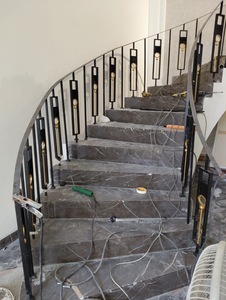 Balustre moderne MS au toucher doré élégant, conçu pour les intérieurs de villas de luxe et les espaces résidentiels haut de gamme, au fini doré. - Product Image 3