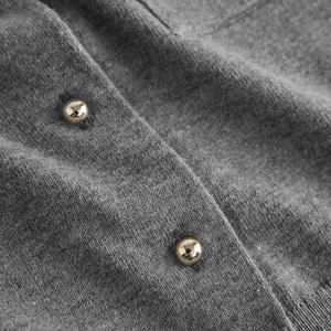 Cardigan gris en coton doux et riche en fibres, col rond, manches longues, boutons sur le devant, tricoté avec poches, pour la vente en gros de vêtements en vrac. - Product Image 6