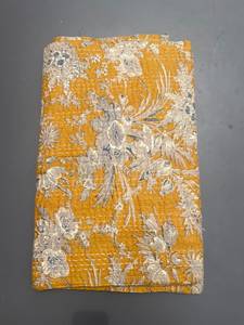 Edredón Tradicional Hecho a Mano con Estampado Floral, Relleno de Algodón Amarillo Mostaza, para Uso en el Hogar en Todas las Estaciones - Product Image 2