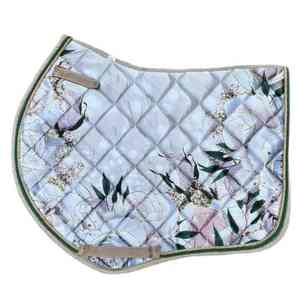 Características de diseño ergonómico para reducir los puntos de presión en la columna vertebral sensible, almohadilla de montar a caballo con estampado. - Product Image 4