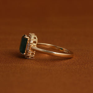 Anillo de Compromiso de Oro Amarillo de 14K con Gema Verde Corte Esmeralda y Halo de Diamantes, Joyería Fina Personalizada para Mujer - Product Image 2