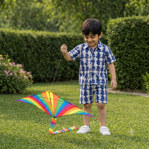Tenue d'été décontractée en satin respirant pour homme, avec imprimé abstrait bleu et blanc fait main, modèle robe - Product Image 2