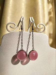 Boucles d'oreilles en résine faites à la main MN EXPORTS pour femmes, bijoux élégants en époxy, légères, tendance, design personnalisé, cadeau pour elle - Product Image 2