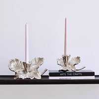 Porte-bougie en forme de fleur, finition argentée, parfait pour la décoration intérieure, centre de table et décoration festive, provenant d'Inde.