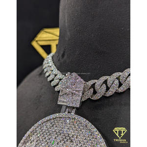 Pendentif rond personnalisé de luxe serti de diamants en moissanite VVS avec chaîne cubaine en argent sterling 925 par Trisha Jewels - Product Image 6