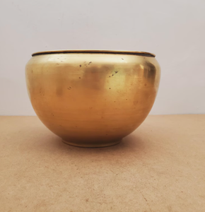 Maceta alta de latón de diseño moderno con forma étnica, ideal para decoración de pasillos, rincones o recepciones. - Product Image 2