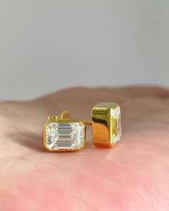 Pendientes de Moissanita con Corte Esmeralda y Engaste de Bisel, Oro Amarillo de 14K, Forma Rectangular Clásica, Regalo de Aniversario para Ella, Joyería Personalizada - Product Image 3