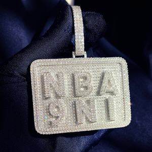 จี้เพชรทรงมรกตชุบทองคำขาวประดับเพชรโมอิสซาไนต์ VVS ระดับพรีเมียมสำหรับผู้ชาย ออกงานได้ รับรองโดย IGI - Product Image 1