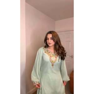 Conjunto de Fiesta Hecho a Mano con Diseño Floral, Silueta Recta, Top-Plazzo y Dupatta, con Bordado Intenso, Hecho con Organza Natural - Product Image 3