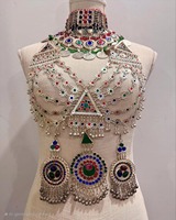 Tocado afgano Kuchi Matha Patti ornamental con colgantes y detalles de filigrana metálica para el cabello de novia tradicional