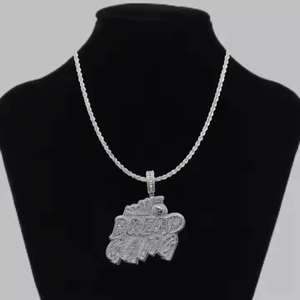 Colgante Unisex Reina Isabel de Alta Demanda, Chapado en Plata 925, con Moissanita de Corte Brillante Engastada en Bisel, Forma Personalizada, Estilo Hip Hop, Fino - Product Image 1