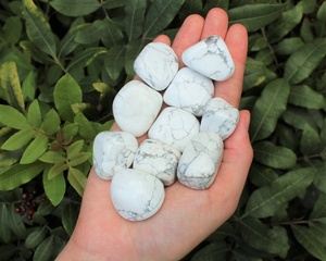 Howlite blanche naturelle en gros a roulé des pierres en cristal Howlite en vrac pour la guérison de bijoux et l'usage spirituel - Product Image 1