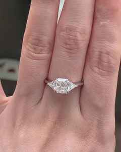 Bague en moissanite taille Asscher avec accents latéraux en trilions pour femme, en argent 925 original, bijou de promesse de mariage, cadeau pour elle - Product Image 3