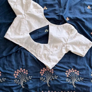 Nuevo lanzamiento de Año Nuevo: Saree de textura crujiente con diseño de detalles hechos a mano, borde festoneado y blusa de diseñador con bordado en contraste. - Product Image 1