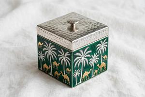 Boîte à collation en métal émaillé vert foncé imprimée, couvercle plat, motif chameau doré et palmier, pot de rangement décoratif, vaisselle de table - Product Image 3