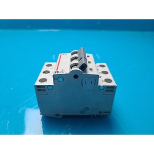 Disjoncteur miniature Eaton WMS3C00 d'occasion – Pièces détachées d'équipement semi-conducteur ancien - Product Image 2