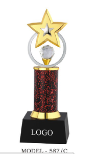 Trophée étoile avec boule de cristal et étoile dorée sur colonne rouge, gravure possible, pour sports et jeux, avec base en bois noir - Product Image 6