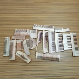 Peine de dientes anchos de madera de bambú natural hecho a mano de etiqueta privada respetuoso con el medio ambiente peine de pelo rizado para masaje del cuero cabelludo para uso doméstico - Product Image 2