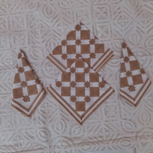 Serviettes de table en coton 60x60cm imprimées à la main, personnalisées, pour événements festifs de luxe, technique artisanale moderne, style classique, vente en gros - Product Image 3