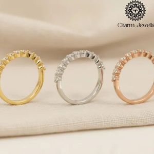 Bague d'éternité de fiançailles pour femme Charm Jewells plaquée or 22 carats avec moissanite taille coussin sertie à griffes, classique, certifiée IGI - Product Image 6