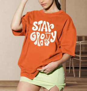 Camiseta de Mujer con Hombros Caídos, Estampado Gráfico con Logotipo Personalizado, Calidad Premium, 100% Algodón, 240 GSM, Opción Multicolor - Product Image 1