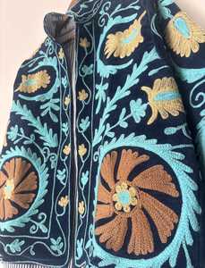 Veste en velours brodée à la main, style bohème, motif floral Suzani - Product Image 4