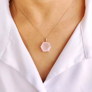 จี้หกเหลี่ยมโรสควอตซ์ธรรมชาติ จี้ทอง 14K ประดับพลอย ขนาด 16 มม. เครื่องประดับคุณภาพสำหรับผู้หญิง ขายส่งจากโรงงานเครื่องประดับ - Product Image 1