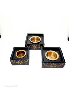 Brûleur d'encens en bois noir fait main avec incrustation dorée et motif floral pour une utilisation aromatique - Product Image 1