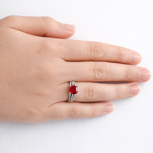 แหวนเงินแท้ 925 ประดับทับทิมแดงและเพชรคิวบิกเซอร์โคเนียทรงกลมสำหรับผู้หญิง ดีไซน์แบบฝังเพชรเต็มวง แหวนแต่งงาน ของขวัญสำหรับงานแต่งงาน - Product Image 4